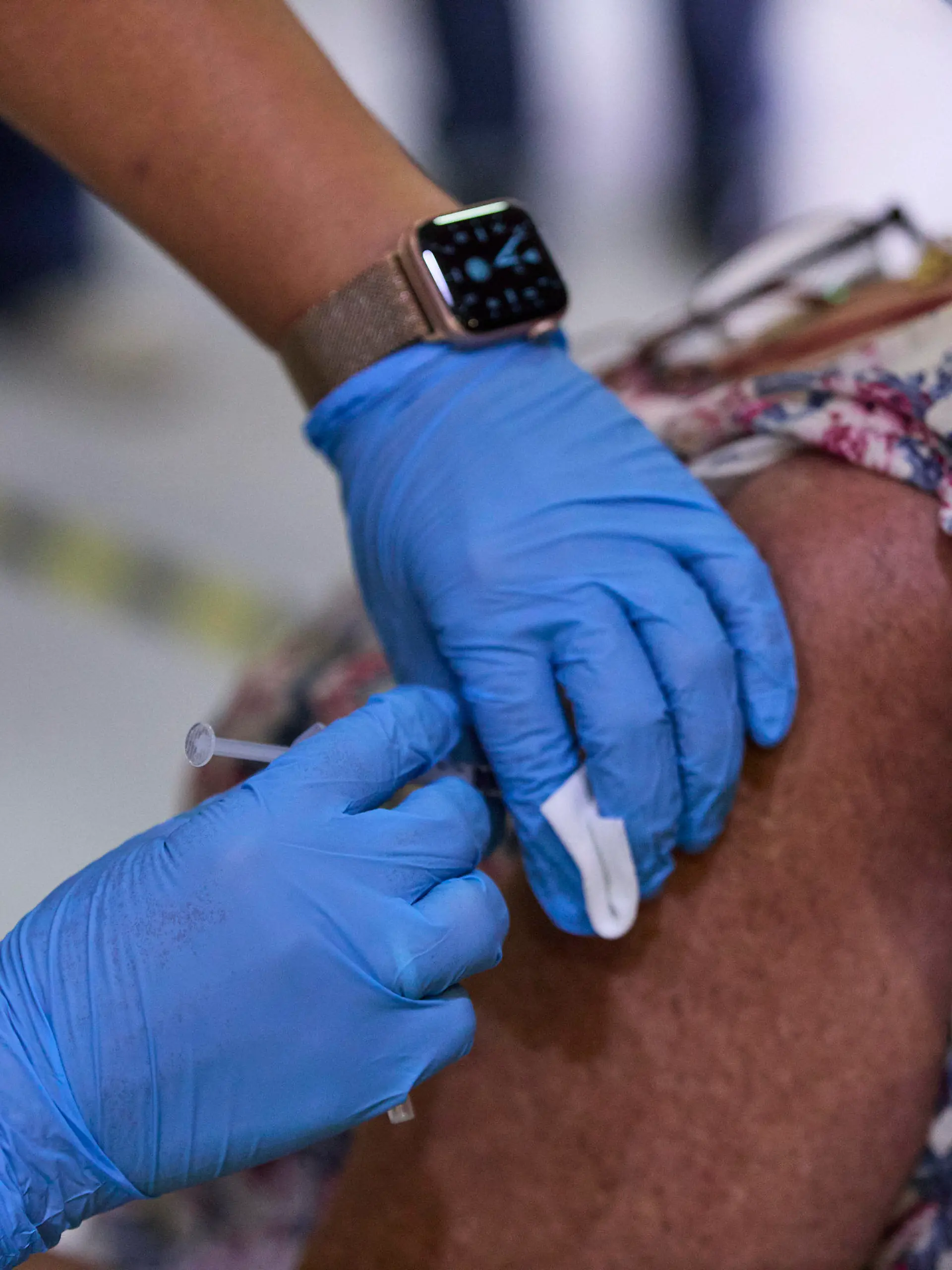 22.09.2021, Spanien, Madrid: Eine Frau erhält die dritte Dosis des Corona-Impfstoffs in der Seniorenresidenz Vista Alegre in Madrid. In Spanien wird älteren Menschen, die in Altersheimen leben, und Personen aus der Risikogruppe eine dritte Dosis des Corona-Impfstoffs verabreicht. Foto: Jesús Hellín/EUROPA PRESS/dpa +++ dpa-Bildfunk +++