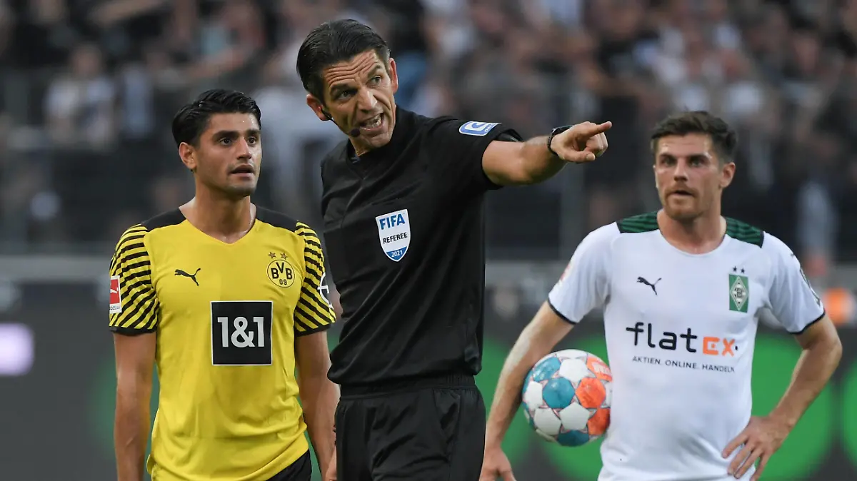 Gelb Rote Karte von Schiedsrichter Deniz Aytekin für Mahmoud Dahoud Borussia Dortmund, li., rechts schaut Jonas Hofmann Borussia Moenchengladbach 25.09.2021, Fussball GER, Saison 2021/2022, 1. Bundesliga, 6. Spieltag, Borussia Mönchengladbach - Borussia Dortmund, Foto: Weis/TEAM2sportphoto ***DFL regulations prohibit any use of photographs as image sequences and/or quasi-video.*** Moenchengladbach Nordrhein Westfalen Deutschland *** Yellow red card from referee Deniz Aytekin for Mahmoud Dahoud Borussia Dortmund , left , right looks Jonas Hofmann Borussia Moenchengladbach 25 09 2021, Football GER, Season 2021 2022, 1 Bundesliga, Matchday 6, Borussia Mönchengladbach Borussia Dortmund, Foto Weis TEAM2sportphoto DFL regulations prohibit any use of photographs as image sequences and or quasi video Moenchengladbach Nordrhein Westfalen Germany Team2