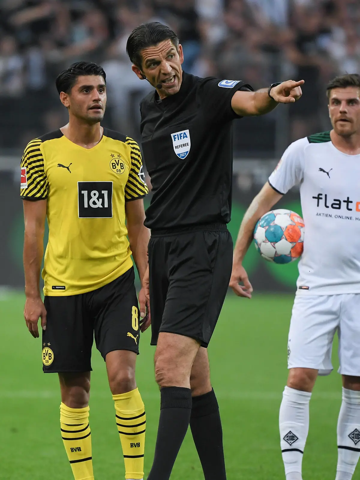  Gelb Rote Karte von Schiedsrichter Deniz Aytekin für Mahmoud Dahoud Borussia Dortmund, li., rechts schaut Jonas Hofmann Borussia Moenchengladbach 25.09.2021, Fussball GER, Saison 2021/2022, 1. Bundesliga, 6. Spieltag, Borussia Mönchengladbach - Borussia Dortmund, Foto: Weis/TEAM2sportphoto ***DFL regulations prohibit any use of photographs as image sequences and/or quasi-video.*** Moenchengladbach Nordrhein Westfalen Deutschland *** Yellow red card from referee Deniz Aytekin for Mahmoud Dahoud Borussia Dortmund , left , right looks Jonas Hofmann Borussia Moenchengladbach 25 09 2021, Football GER, Season 2021 2022, 1 Bundesliga, Matchday 6, Borussia Mönchengladbach Borussia Dortmund, Foto Weis TEAM2sportphoto DFL regulations prohibit any use of photographs as image sequences and or quasi video Moenchengladbach Nordrhein Westfalen Germany Team2