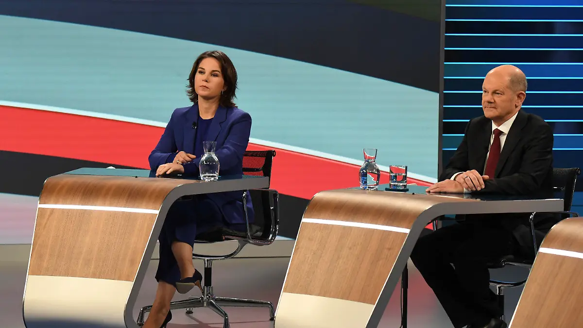 Candidates for the upcoming German election attend a final televised debate in Berlin, Thursday Sept. 23, 2021, ahead of the election on Sunday. Annalena Baerbock, Green Party co-leader, left, and Olaf Scholz, Finance Minister and SPD candidate. (Tobias Schwarz/Pool via AP)