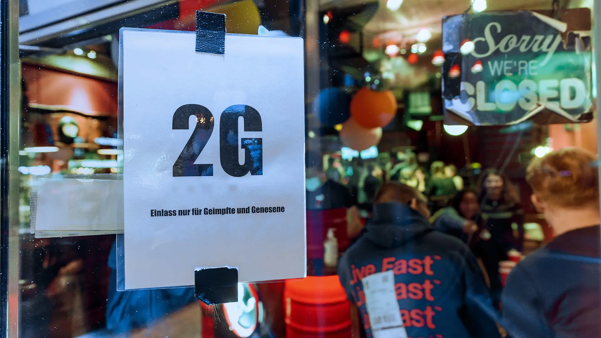 ARCHIV - 16.09.2021, Hamburg: Im Fenster einer Kiez-Kneipe hängt ein Zettel mit dem Text «2G, Einlass nur für Geimpfte und Genesene». Nach monatelangen Corona-Beschränkungen bereiten sich in Hamburg viele Clubs, Bars, Restaurants und Kultur- und Sporteinrichtungen auf eine Rückkehr fast zur Normalität vor. (zu dpa «2G in Hamburg ohne Maskenpflicht und Kapazitätsbeschränkungen») Foto: Markus Scholz/dpa +++ dpa-Bildfunk +++