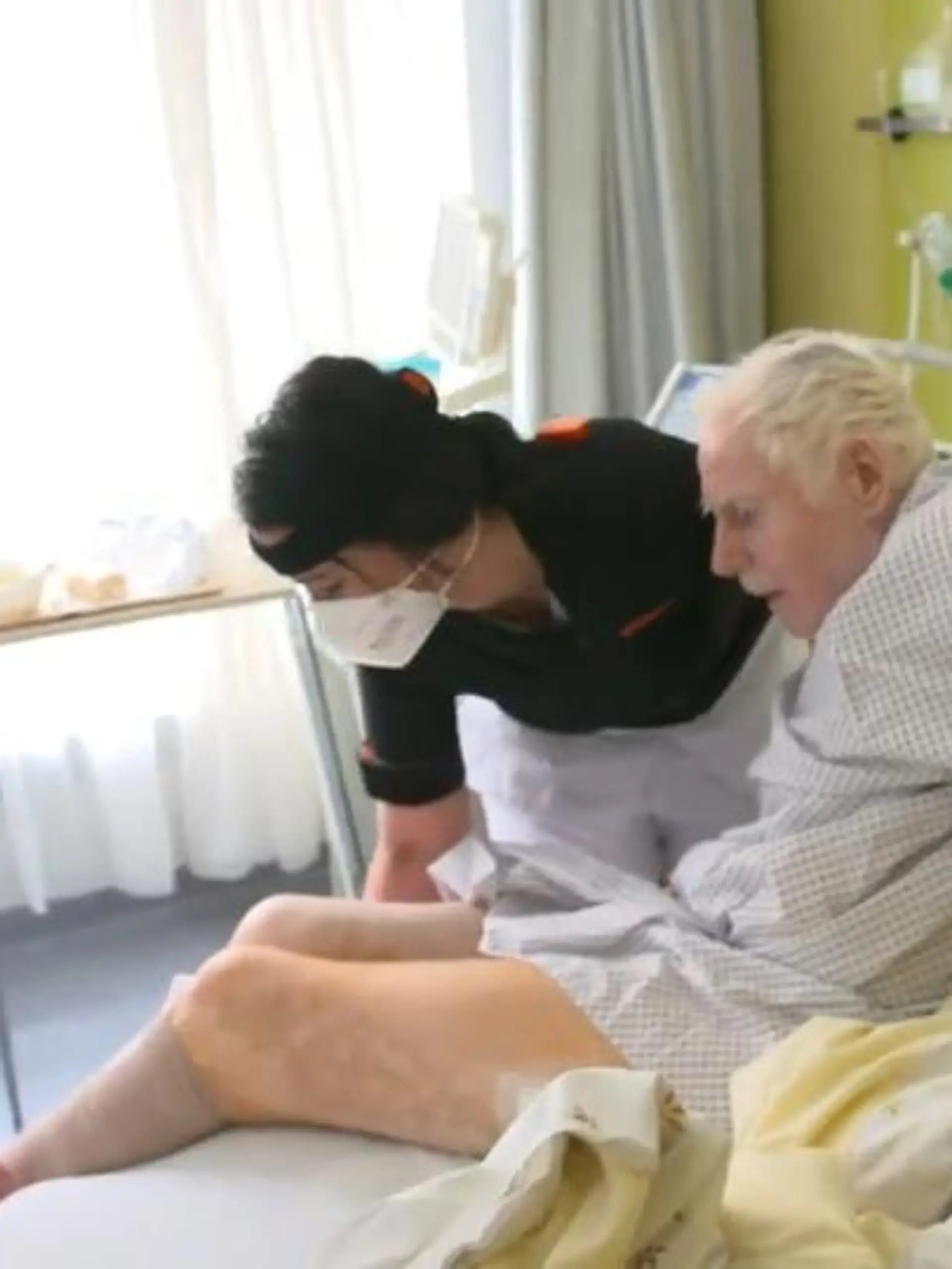 Mit moderner Sensoren-Technik und einem Expertenteam begleiten wir Krankenschwester Sabrina durch ihren Alltag. Die Messgeräte machen dabei sichtbar, wie sehr ihr Körper unter gewissen Bewegungen leidet. Dabei gibt es in anderen Ländern bereits Lösungen. Wir besuchen eine deutsche Pflegerin, die mit ihrem Mann und der kleinen Tochter nach Norwegen ausgewandert ist. Hier reicht ihr Gehalt, um die ganze Familie allein zu ernähren. Und auch bei ihren neuen Arbeitsbedingungen erleben wir einige Überraschungen.