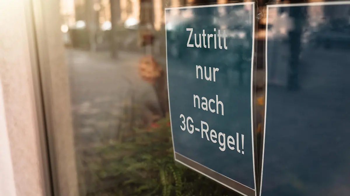 04 September 2021: Access only after 3 G rule, sign on the door of a store or restaurant. Covid-19 protection measure, access only for people who are tested, vaccinated or recovered *** Zugang nur nach 3 G Regel, Schild an der TÃ¼re eines GeschÃ¤ftes oder Restaurants. Covid-19 SchutzmaÃnahme, Zutritt nur fÃ¼r Menschen die getestet, geimpft oder genesen sind