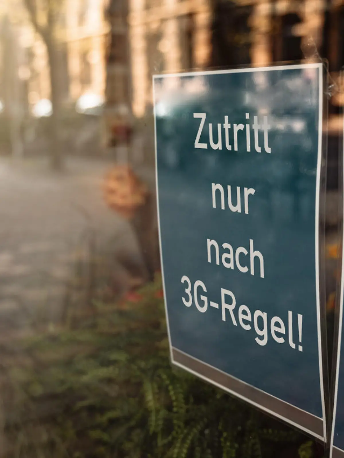 04 September 2021: Access only after 3 G rule, sign on the door of a store or restaurant. Covid-19 protection measure, access only for people who are tested, vaccinated or recovered *** Zugang nur nach 3 G Regel, Schild an der TÃ¼re eines GeschÃ¤ftes oder Restaurants. Covid-19 SchutzmaÃnahme, Zutritt nur fÃ¼r Menschen die getestet, geimpft oder genesen sind