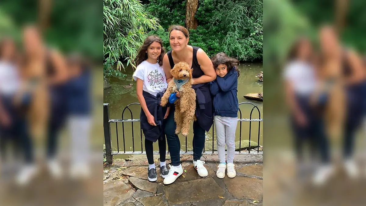 Sarah Cardwell aus Leeds mit ihren beiden Töchtern.