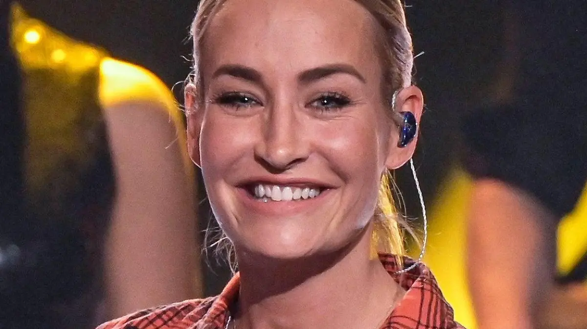 ARCHIV - 16.12.2019, Hamburg: Sängerin Sarah Connor steht bei der ZDF-Aufzeichnung des Jahresrückblicks «Menschen 2019» auf der Bühne. Connor (41, «Vincent») empfindet bei ihrem großen Hobby, dem Freitauchen, eine Art Suchtpotential. (zu dpa: «Sarah Connor empfindet Euphorie beim Freitauchen») Foto: Axel Heimken/dpa +++ dpa-Bildfunk +++