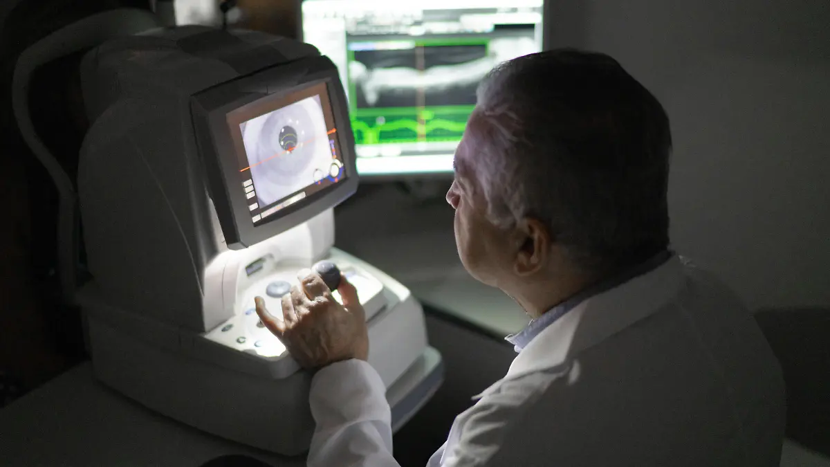 Ophthalmologist analyzing exam's results in a monitor