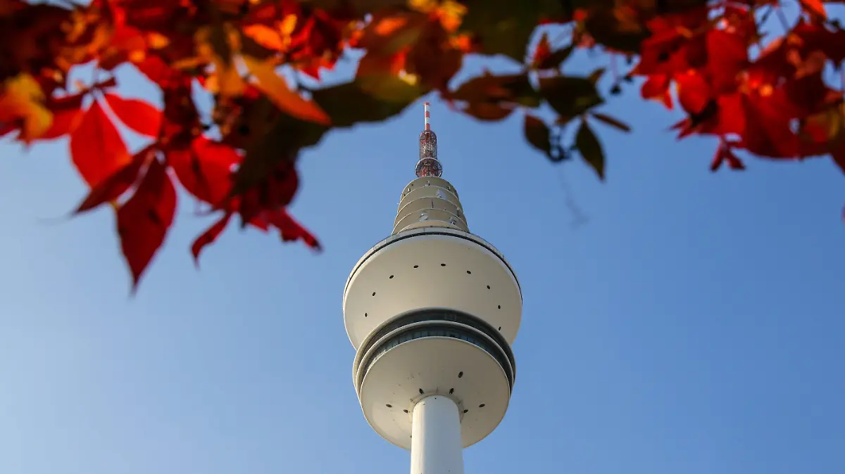 Die Sonne scheint am 04.10.2014 in Hamburg in der Nähe des Fernsehturms auf herbstlich gefärbtes Laub. Foto: Axel Heimken/dpa +++(c) dpa - Bildfunk+++