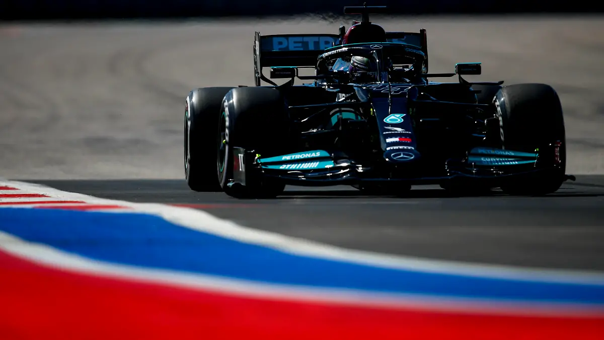 Formula 1 2021: Russian GP SOCHI AUTODROM, RUSSIAN FEDERATION - SEPTEMBER 24: Sir Lewis Hamilton, Mercedes W12 during the Russian GP at Sochi Autodrom on Friday September 24, 2021 in Sochi, Russian Federation. Photo by Zak Mauger / LAT Images Images PUBLICATIONxINxGERxSUIxAUTxHUNxONLY GP2114_084122_56I1173 