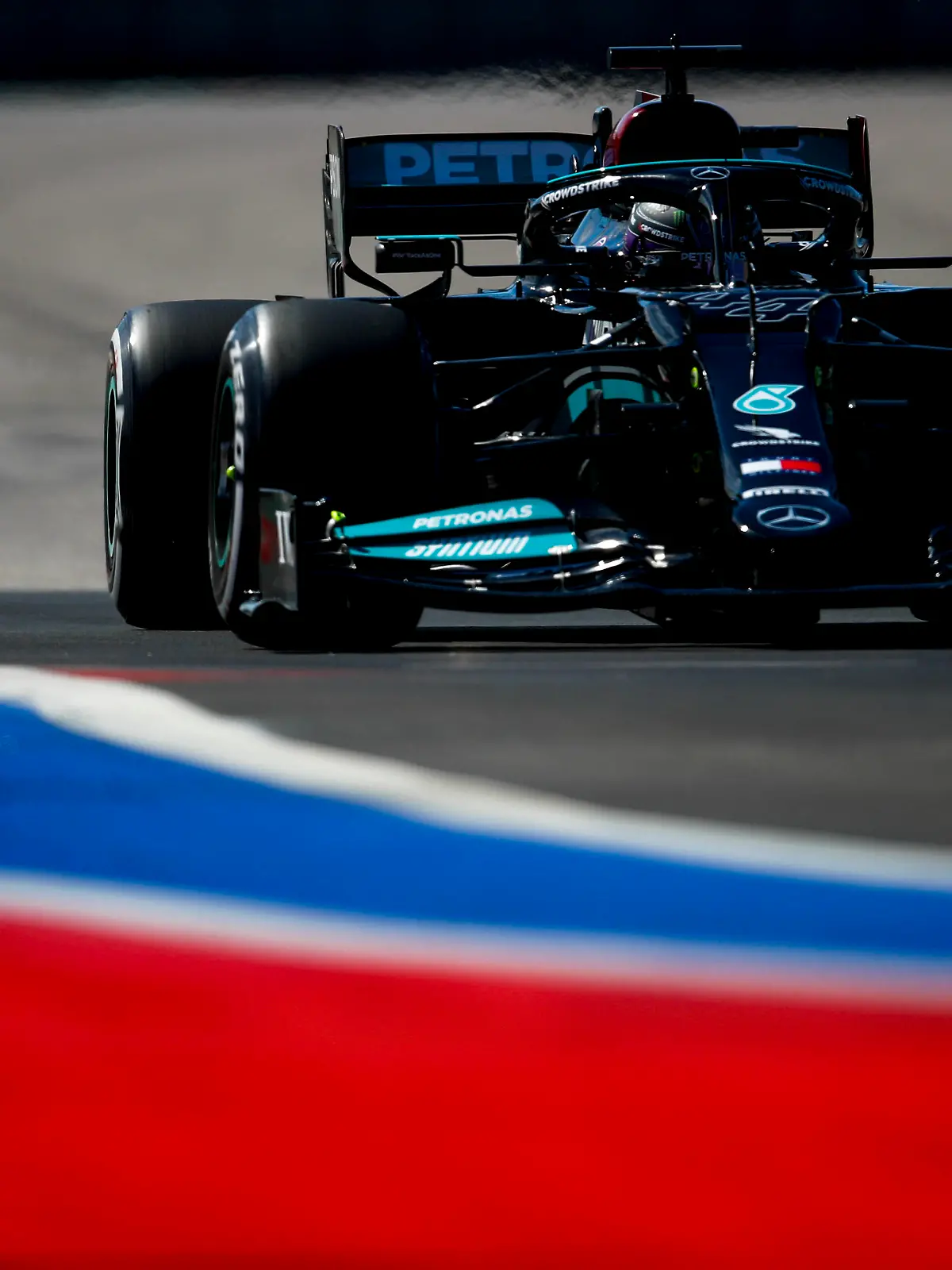 Formula 1 2021: Russian GP SOCHI AUTODROM, RUSSIAN FEDERATION - SEPTEMBER 24: Sir Lewis Hamilton, Mercedes W12 during the Russian GP at Sochi Autodrom on Friday September 24, 2021 in Sochi, Russian Federation. Photo by Zak Mauger / LAT Images Images PUBLICATIONxINxGERxSUIxAUTxHUNxONLY GP2114_084122_56I1173 