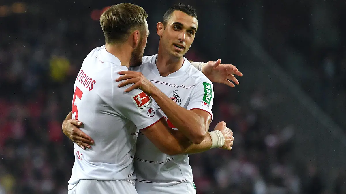 01.10.2021, Nordrhein-Westfalen, Köln: Fußball: Bundesliga, 1. FC Köln - SpVgg Greuther Fürth, 7. Spieltag im RheinEnergieStadion. Kölns Rafael Czichos feiert mit Torschütze Ellyes Skhiri (r) das Tor zum 2:1. WICHTIGER HINWEIS: Gemäß den Vorgaben der DFL Deutsche Fußball Liga bzw. des DFB Deutscher Fußball-Bund ist es untersagt, in dem Stadion und/oder vom Spiel angefertigte Fotoaufnahmen in Form von Sequenzbildern und/oder videoähnlichen Fotostrecken zu verwerten bzw. verwerten zu lassen. Foto: Marius Becker/dpa +++ dpa-Bildfunk +++