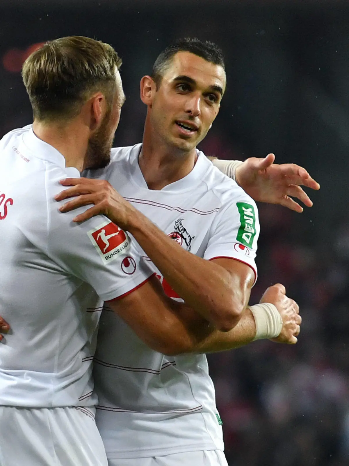 01.10.2021, Nordrhein-Westfalen, Köln: Fußball: Bundesliga, 1. FC Köln - SpVgg Greuther Fürth, 7. Spieltag im RheinEnergieStadion. Kölns Rafael Czichos feiert mit Torschütze Ellyes Skhiri (r) das Tor zum 2:1. WICHTIGER HINWEIS: Gemäß den Vorgaben der DFL Deutsche Fußball Liga bzw. des DFB Deutscher Fußball-Bund ist es untersagt, in dem Stadion und/oder vom Spiel angefertigte Fotoaufnahmen in Form von Sequenzbildern und/oder videoähnlichen Fotostrecken zu verwerten bzw. verwerten zu lassen. Foto: Marius Becker/dpa +++ dpa-Bildfunk +++