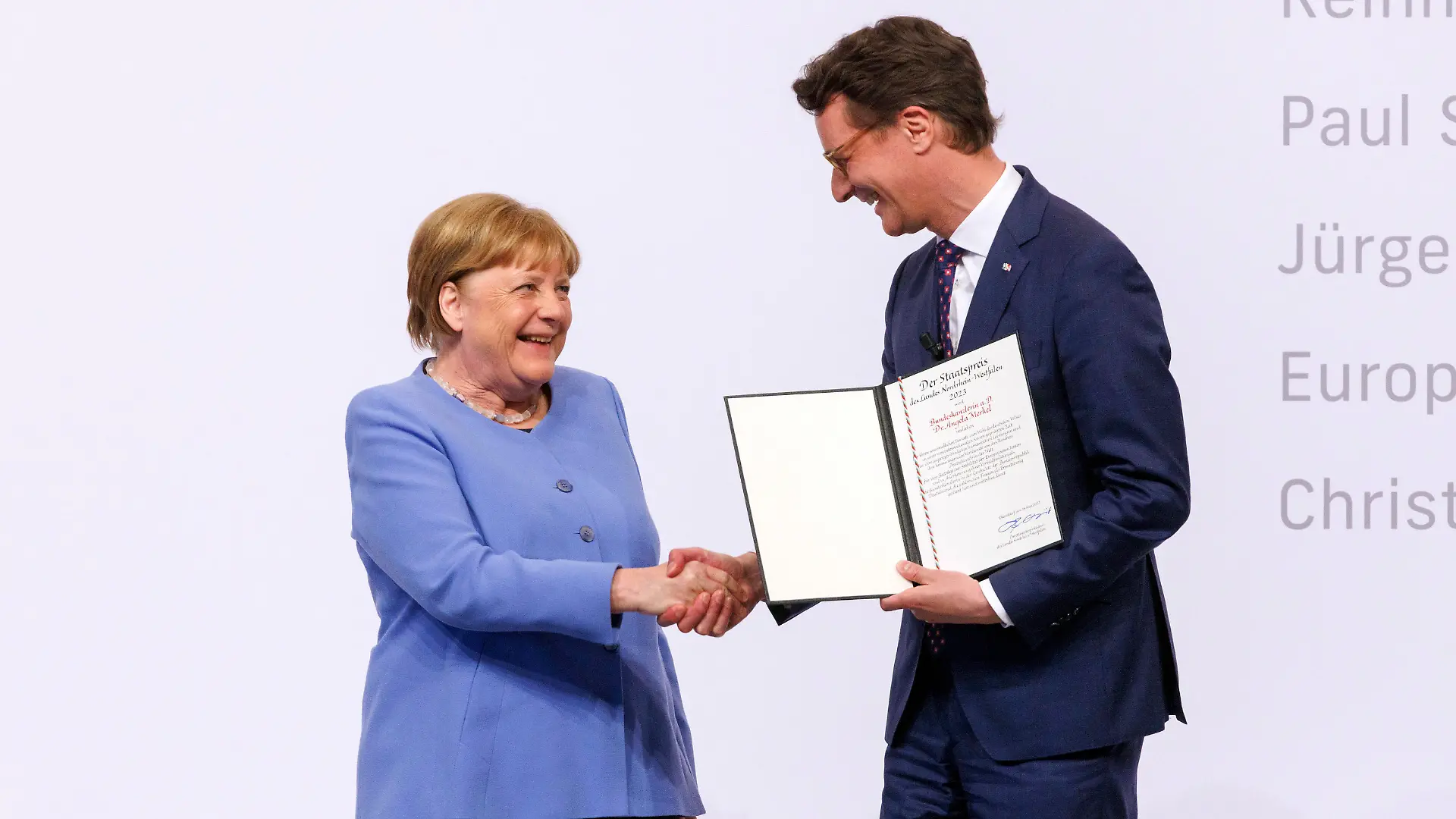 Altkanzlerin Dr. Angela Merkel (CDU) und NRW-Ministerpräsident Hendrik Wüst (CDU) bei der Verleihung des Staatspreises des Landes NRW an Bundeskanzlerin a. D. Dr. Angela Merkel in der Flora. Köln, 16.05.2023