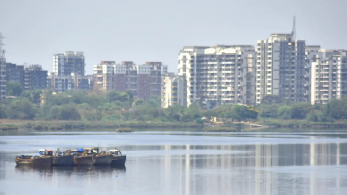 May 3, 2020, Thane, India: People walk along the Ulhas river which has become Clean during a nationwide lockdown..Indian Prime Minister, Narendra Modi has announced the extension of the lockdown till 17 may across the country restricting the movement of people to curb the spread of the coronavirus. More than 40206 tested positive for corona virus in India with 1323 deaths. (Credit Image: © Sandeep Rasal/SOPA Images via ZUMA Wire