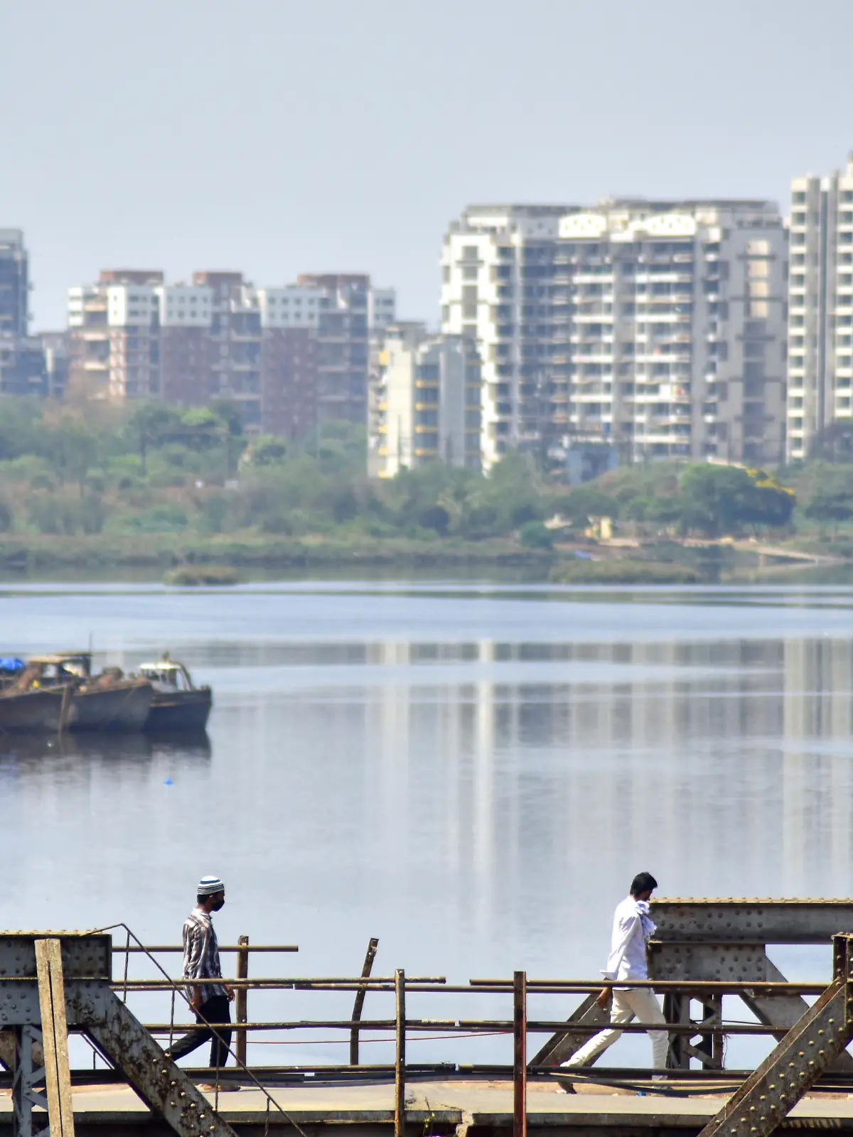 May 3, 2020, Thane, India: People walk along the Ulhas river which has become Clean during a nationwide lockdown..Indian Prime Minister, Narendra Modi has announced the extension of the lockdown till 17 may across the country restricting the movement of people to curb the spread of the coronavirus. More than 40206 tested positive for corona virus in India with 1323 deaths. (Credit Image: © Sandeep Rasal/SOPA Images via ZUMA Wire