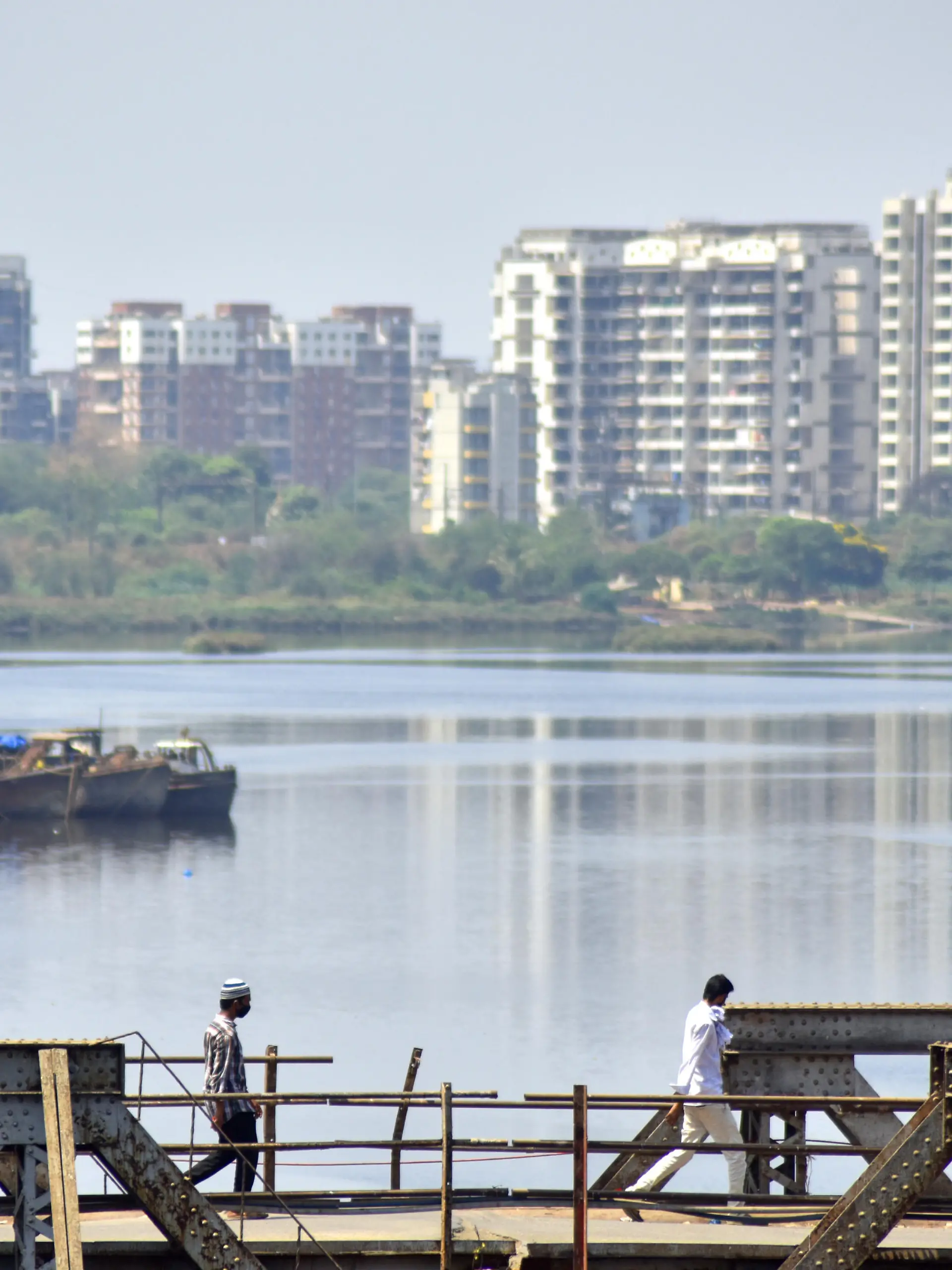 May 3, 2020, Thane, India: People walk along the Ulhas river which has become Clean during a nationwide lockdown..Indian Prime Minister, Narendra Modi has announced the extension of the lockdown till 17 may across the country restricting the movement of people to curb the spread of the coronavirus. More than 40206 tested positive for corona virus in India with 1323 deaths. (Credit Image: © Sandeep Rasal/SOPA Images via ZUMA Wire