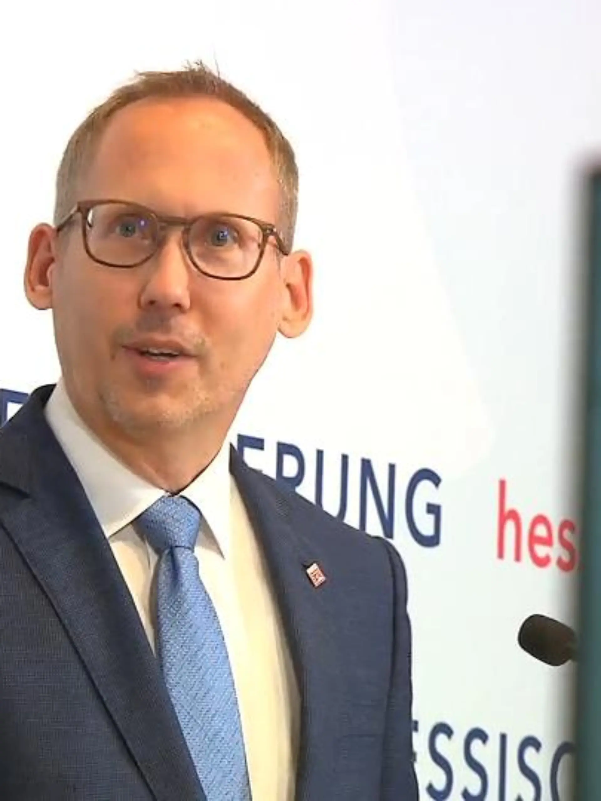 In Hinblick auf die kalte Jahreszeit werden auch die Corona-Infektionen wieder deutlich anziehen, das merkte Hessens Gesundheitsminister Kai Klose (Grüne) auf einer Pressekonferenz am Dienstag an. Noch einmal sprach er von der enormen Wichtigkeit der Impfung und kritisierte das unsolidarische Verhalten von Impfverweigerern.