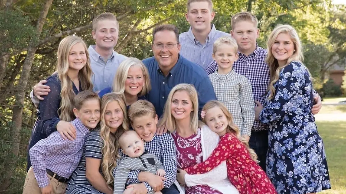 Reed Hickson hinterlässt seine Frau Gina und seine 12 Kinder: Cayla, Mason, Leiah, Connor, Reece, Lily, Morgan, Lance, Chase, Hensley, Casen und Ryker.