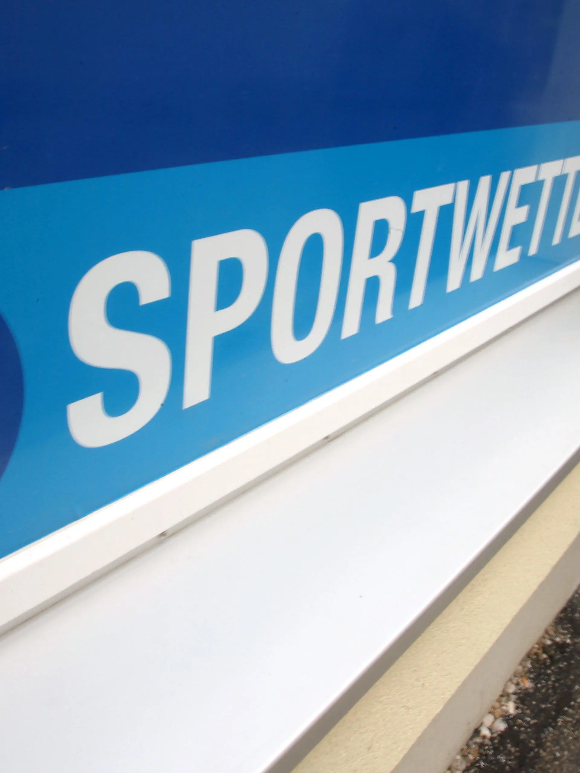 ARCHIV - Ein Mann läuft am Freitag (17.03.2006) an einem Wettbüro für Sportwetten in Augsburg vorbei (Illustration zum Thema Sportwetten). Fußball-Wetten sind in Deutschland erneut in die Schlagzeilen geraten. Foto: Karl-Josef Hildenbrand/dpa (zu dpa «Skandal erschüttert Österreich-Fußball - Drei Festnahmen » am 12.11.2013) +++(c) dpa - Bildfunk+++