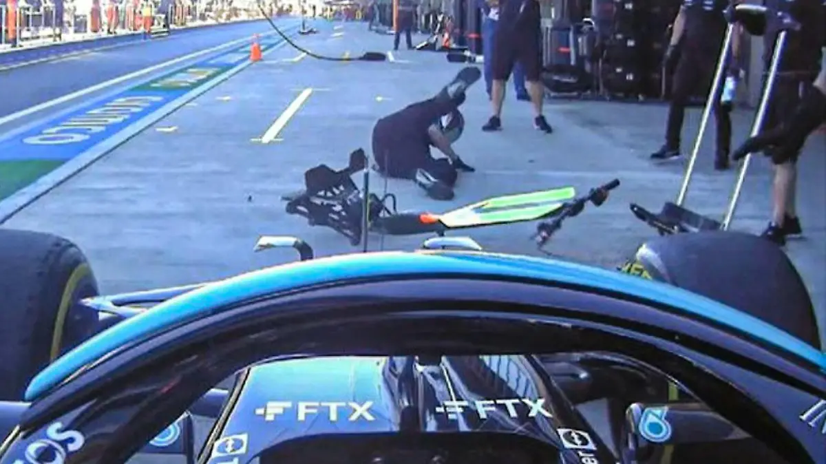 Lewis Hamilton und sein armer Mann mit dem Wagenheber