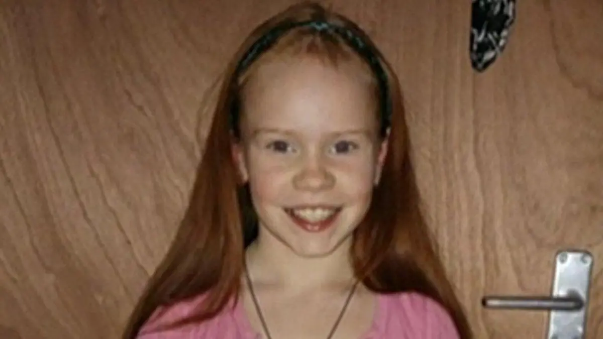 Girl, 13, sacrificed herself to save her sister after lake floor suddenly collapsed
Nicole Sanders was standing in Ducklington Lake with her sister Teagan and a friend when suddenly she got into trouble, her mum Amanda Holmes has said, a month after her tragic death