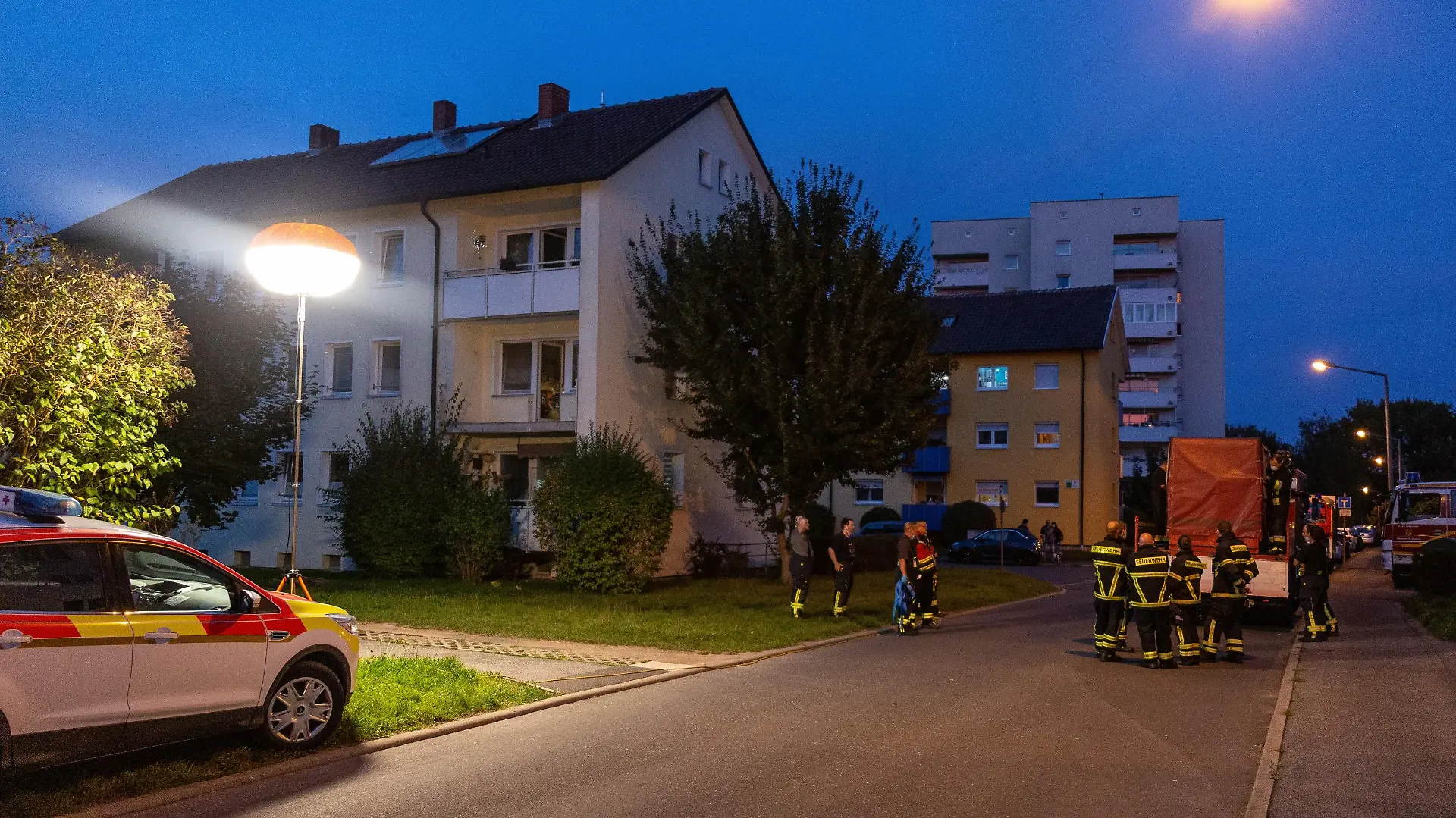Zahlreiche Einsatzkräfte von Feuerwehr und Rettungsdienst wurden am Donnerstagabend (23.09.21) in Neustadt bei Coburg (Lkr. Coburg) zu einem nicht alltäglichen Einsatz alarmiert. Ein etwa 300 Kilogramm schwerer Mann war in seiner Wohnung gestürzt und musste aus dem 1. Obergeschoss eines Mehrfamilienhauses in die Klinik gebracht werden. Eigentlich ein Routineeinsatz, aber aufgrund des hohen Körpergewichts des Patienten ist es nicht möglich gewesen, diesen über das im Gebäude vorhandene Treppenhaus zum Krankenwagen zu bringen. Um ihn zu retten, musste zunächst die Berufswehr Nürnberg rund 120 Kilometer weit mit einem speziellen Kran anrücken. Mit vereinten Kräften gelang es den Rettungskräften dann den Mann über den Balkon der Wohnung mit Hilfe des Krans ins Freie zu bringen.Zeitgleich mit der Berufsfeuerwehr Nürnberg rückte ein spezieller Rettungsbus ebenfalls aus Nürnberg an. In diesem Bus können auch stark übergewichtige Personen behandelt und transportieren werden. Nach der Erstversorgung des Mannes wurde dieser mit dem Bus in eine Spezialklinik gebracht. Foto: NEWS5 / Merzbach Weitere Informationen... https://www.news5.de/news/news/read/21832