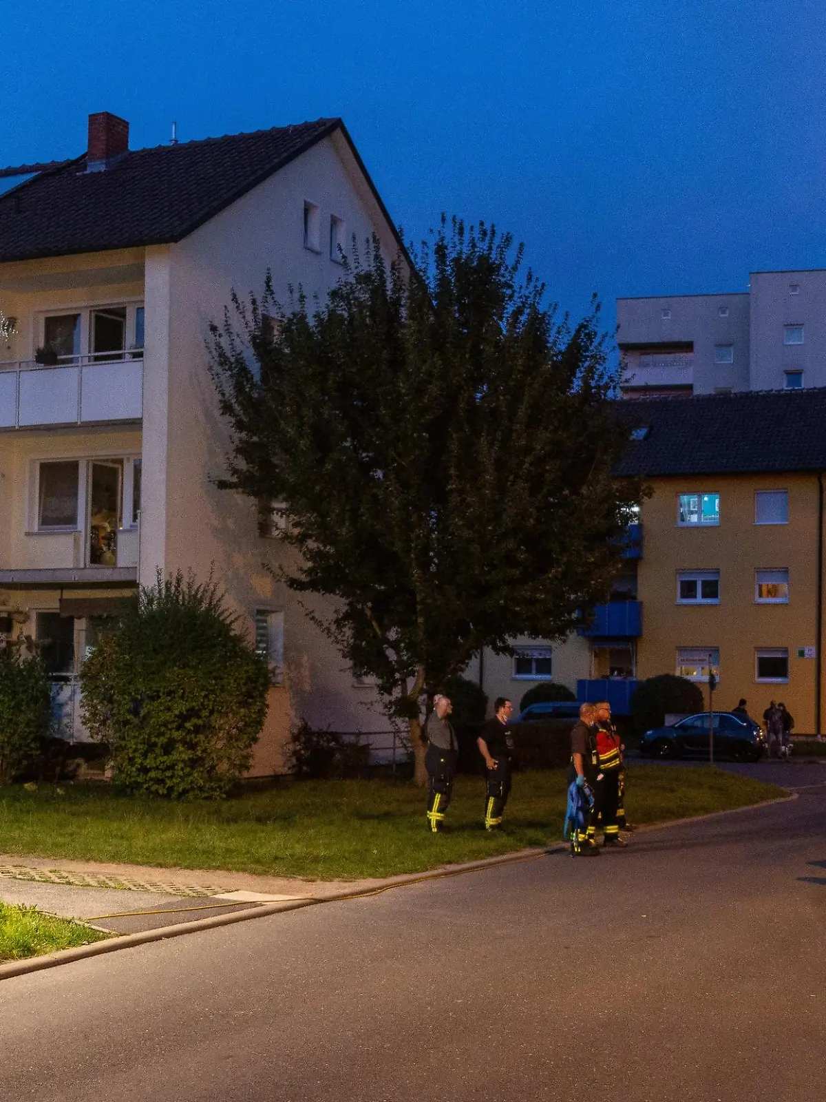 Zahlreiche Einsatzkräfte von Feuerwehr und Rettungsdienst wurden am Donnerstagabend (23.09.21) in Neustadt bei Coburg (Lkr. Coburg) zu einem nicht alltäglichen Einsatz alarmiert. Ein etwa 300 Kilogramm schwerer Mann war in seiner Wohnung gestürzt und musste aus dem 1. Obergeschoss eines Mehrfamilienhauses in die Klinik gebracht werden.&nbsp;Eigentlich ein Routineeinsatz, aber aufgrund des hohen Körpergewichts des Patienten ist es nicht möglich gewesen, diesen über das im Gebäude vorhandene Treppenhaus zum Krankenwagen zu bringen. Um ihn zu retten, musste zunächst die Berufswehr Nürnberg rund 120 Kilometer weit mit einem speziellen Kran anrücken. Mit vereinten Kräften gelang es den Rettungskräften dann den Mann über den Balkon der Wohnung mit Hilfe des Krans ins Freie zu bringen.Zeitgleich mit der Berufsfeuerwehr Nürnberg rückte ein spezieller Rettungsbus ebenfalls aus Nürnberg an. In diesem Bus können auch stark übergewichtige Personen behandelt und transportieren werden. Nach der Erstversorgung des Mannes wurde dieser mit dem Bus in eine Spezialklinik gebracht.&nbsp; Foto: NEWS5 / Merzbach Weitere Informationen... https://www.news5.de/news/news/read/21832