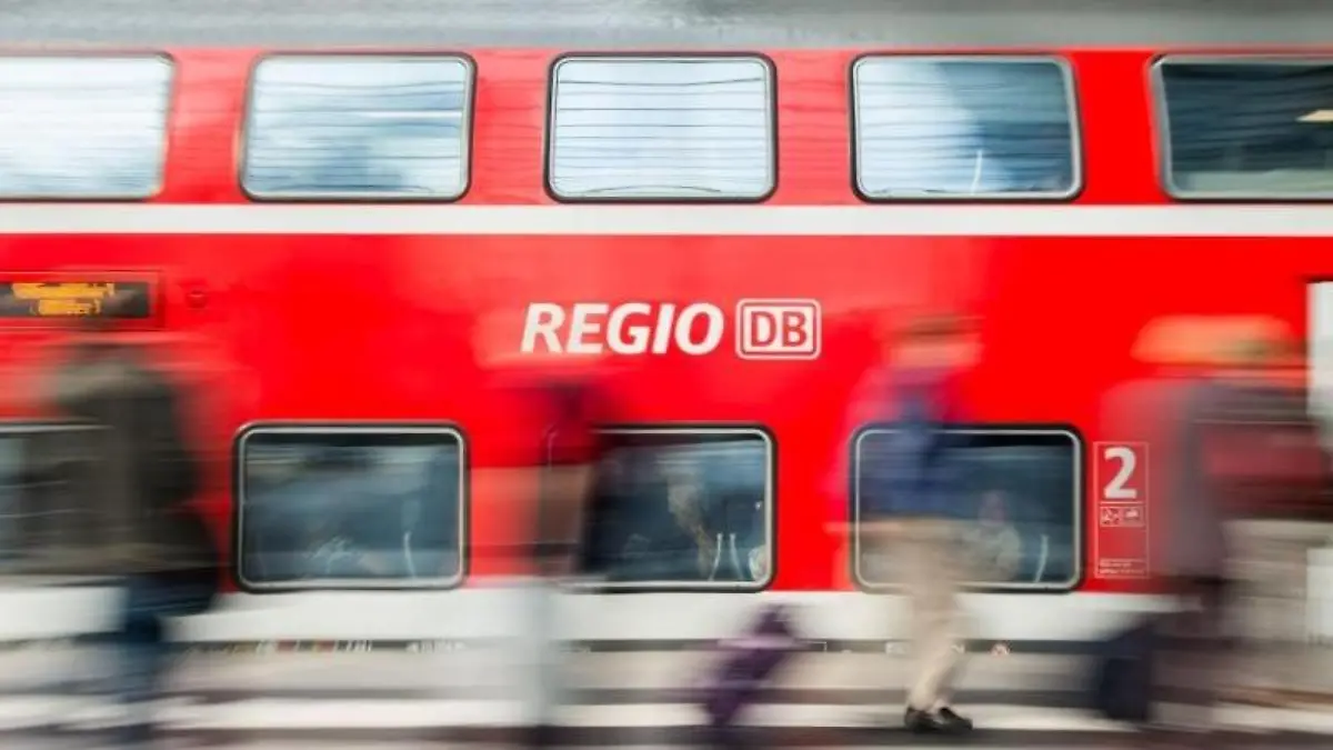 Eine Regionalbahn der Deutschen Bahn (DB) fährt in den Hauptbahnhof in Berlin ein. Foto: Lukas Schulze