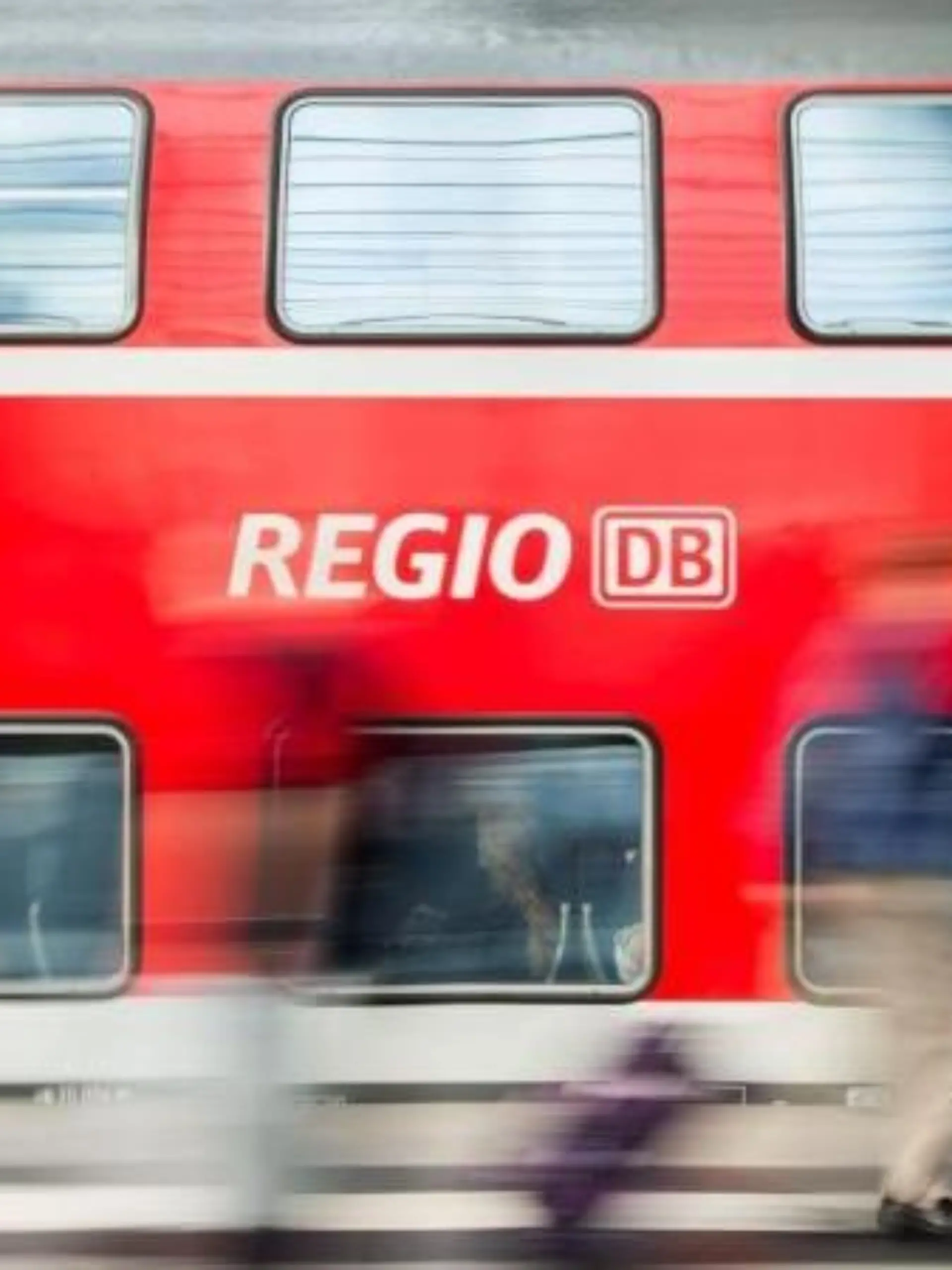 Eine Regionalbahn der Deutschen Bahn (DB) fährt in den Hauptbahnhof in Berlin ein. Foto: Lukas Schulze