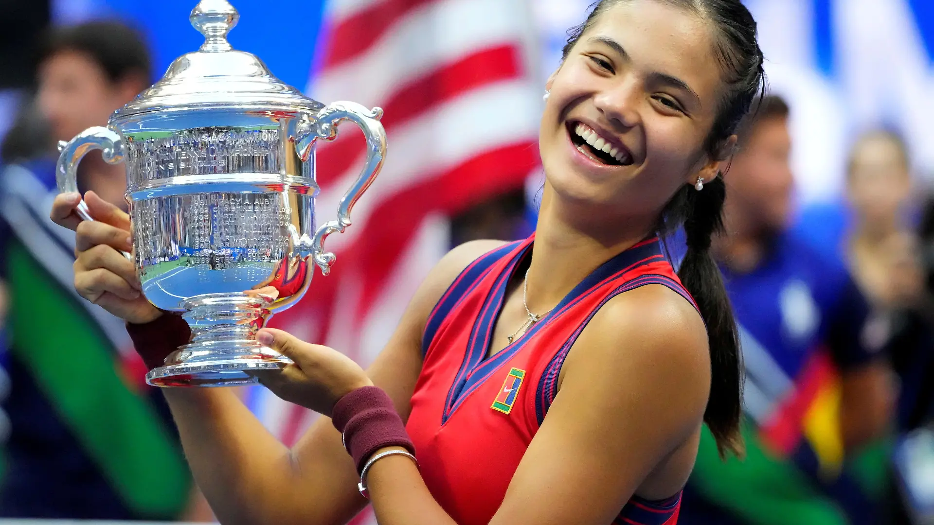 FILE PHOTO: Sep 11, 2021; Flushing, NY, USA; Emma Raducanu of Great Britain celebrates with the U.S. Open trophy after winning her maiden Grand Slam title at the USTA Billie Jean King National Tennis Center. Mandatory Credit: Robert Deutsch-USA TODAY Sports/File Photo
