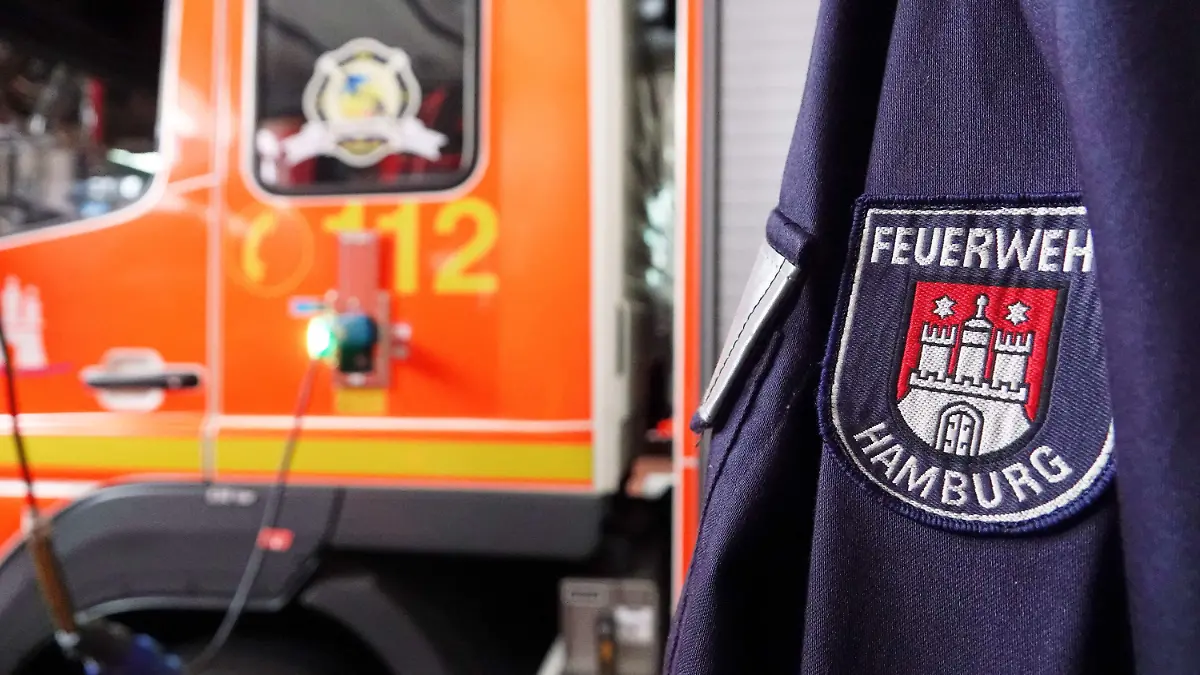 ARCHIV - 22.07.2022, Hamburg: Eine Jacke mit der Aufschrift «Feuerwehr Hamburg» hängt in der Feuer- und Rettungswache Berliner Tor. Der Feuerwehr fehlen Mitarbeiter, vor allem im technischen Bereich. (zu dpa: «Personalmangel bei Hamburger Feuerwehr - Geräteprüfungen verschoben») Foto: Julian Weber/dpa +++ dpa-Bildfunk +++