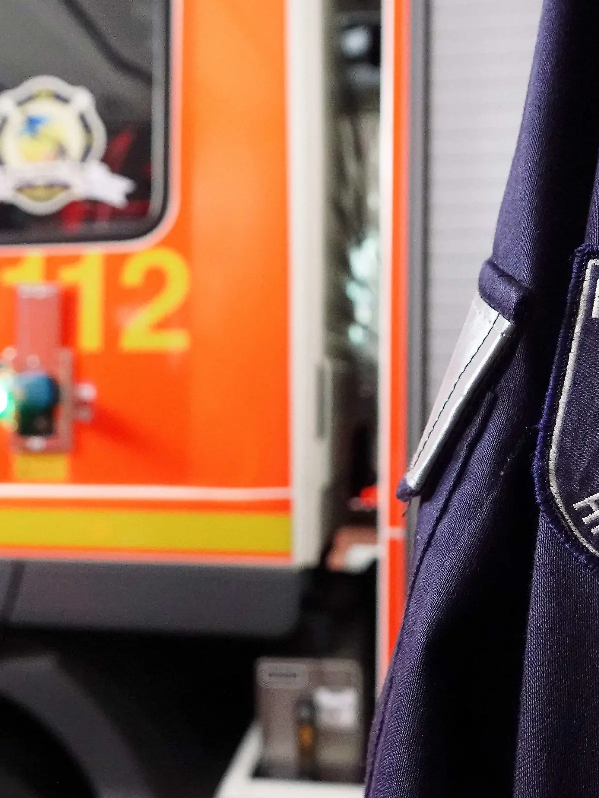 ARCHIV - 22.07.2022, Hamburg: Eine Jacke mit der Aufschrift «Feuerwehr Hamburg» hängt in der Feuer- und Rettungswache Berliner Tor. Der Feuerwehr fehlen Mitarbeiter, vor allem im technischen Bereich. (zu dpa: «Personalmangel bei Hamburger Feuerwehr - Geräteprüfungen verschoben») Foto: Julian Weber/dpa +++ dpa-Bildfunk +++