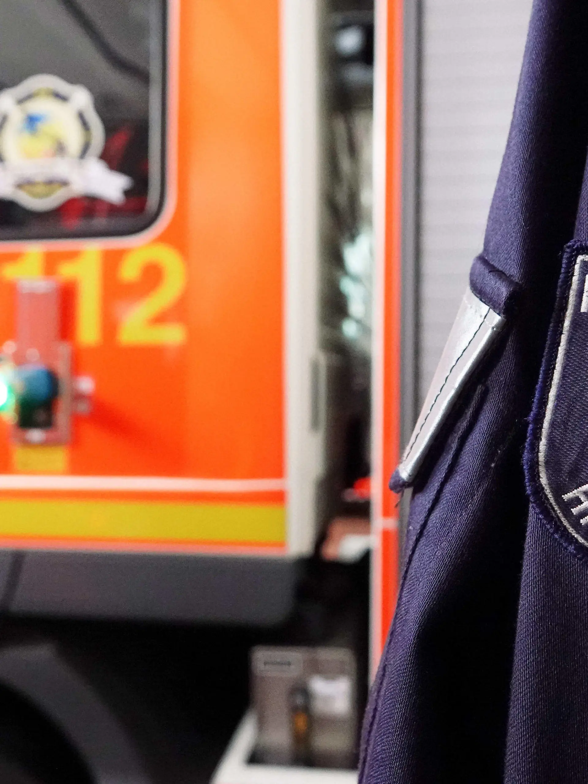 ARCHIV - 22.07.2022, Hamburg: Eine Jacke mit der Aufschrift «Feuerwehr Hamburg» hängt in der Feuer- und Rettungswache Berliner Tor. Der Feuerwehr fehlen Mitarbeiter, vor allem im technischen Bereich. (zu dpa: «Personalmangel bei Hamburger Feuerwehr - Geräteprüfungen verschoben») Foto: Julian Weber/dpa +++ dpa-Bildfunk +++