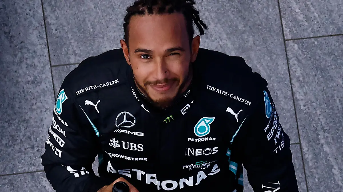 Formula One F1 - Russian Grand Prix - Sochi Autodrom, Sochi, Russia - September 26, 2021 Mercedes' Lewis Hamilton celebrates with champagne on the podium after winning the race Pool via REUTERS/Maxim Shemetov