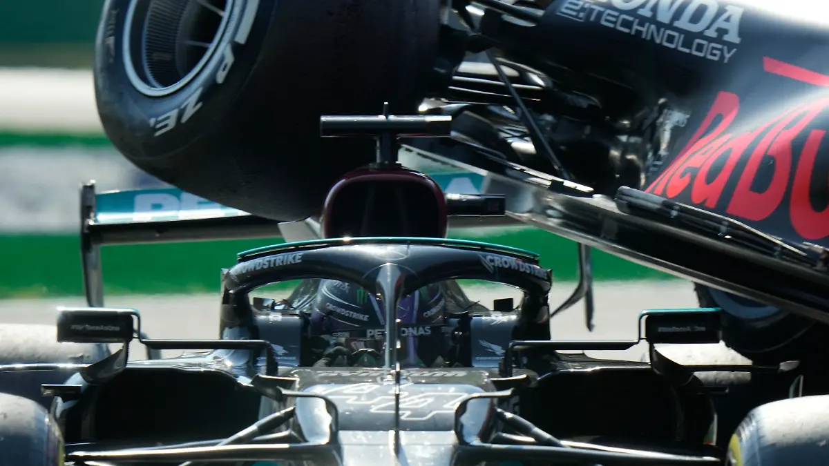 dpatopbilder - 12.09.2021, Italien, Monza: Motorsport: Formel-1-Weltmeisterschaft, Grand Prix von Italien, Rennen: Lewis Hamilton (l) aus Großbritannien vom Team Mercedes und Max Verstappen aus den Niederlanden vom Team Red Bull Racing kollidieren mit ihren Autos. Foto: Luca Bruno/AP/dpa +++ dpa-Bildfunk +++