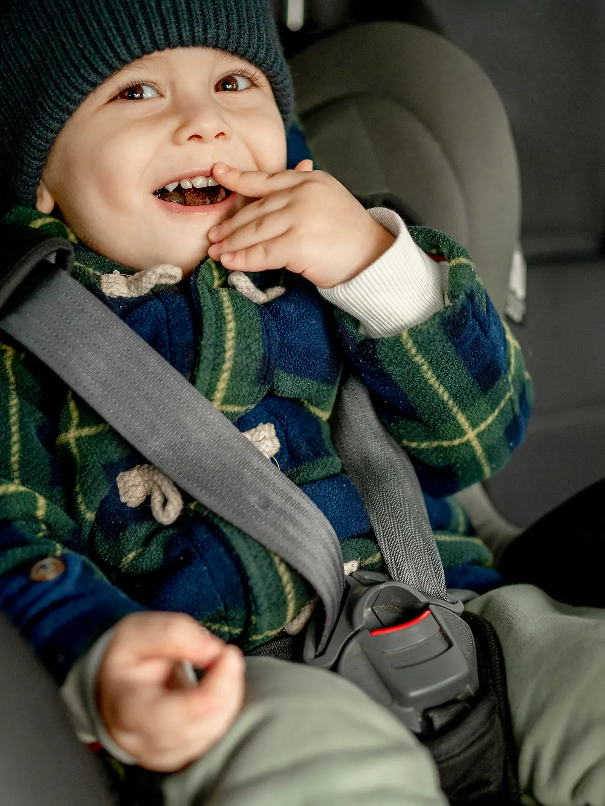 Happy boy in car safety seat || Modellfreigabe vorhanden