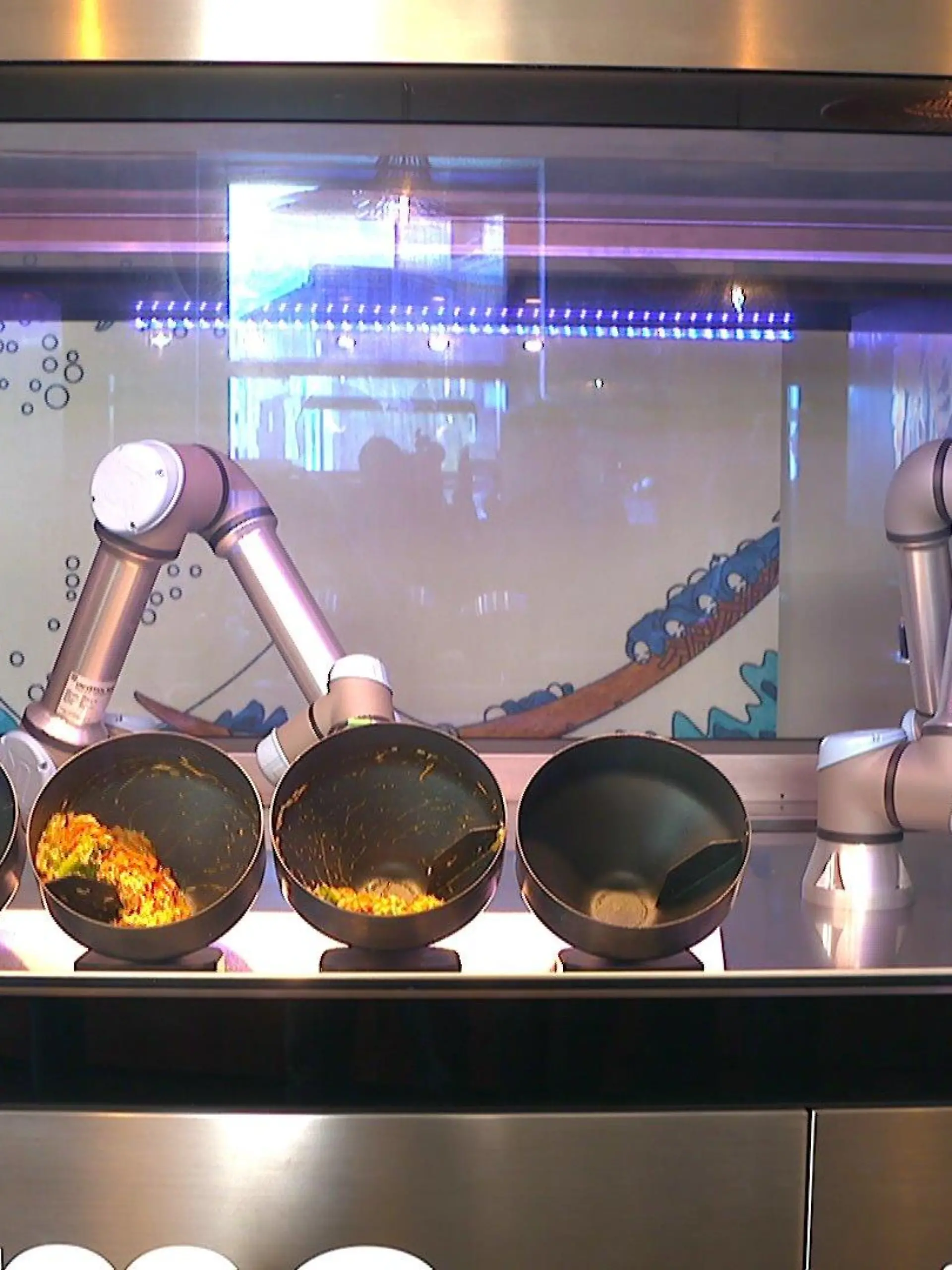 Fünf Gerichte kann Koch-Roboter Robi gleichzeitig zaubern.