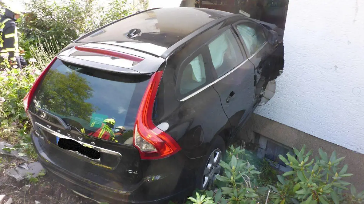 Ein Auto ist in Schlangenbad bei Wiesbaden in eine Hauswand gekracht.