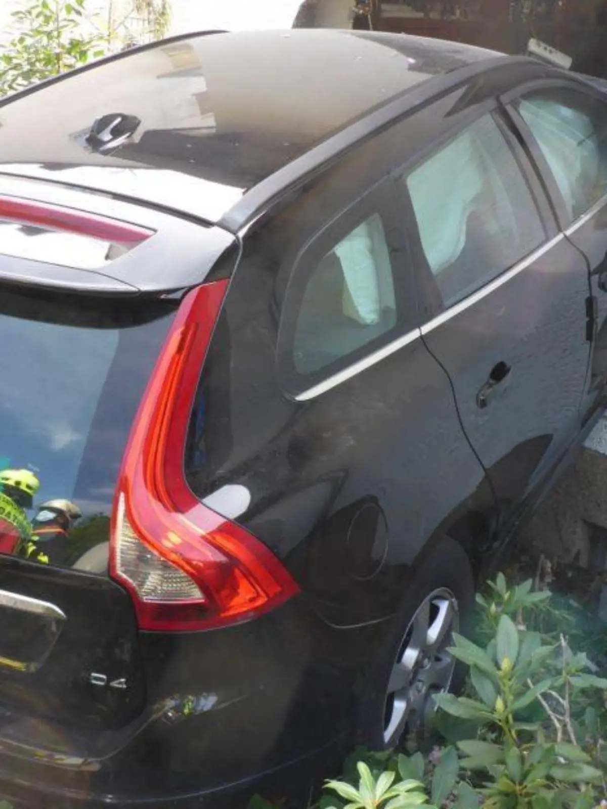 Ein Auto ist in Schlangenbad bei Wiesbaden in eine Hauswand gekracht.