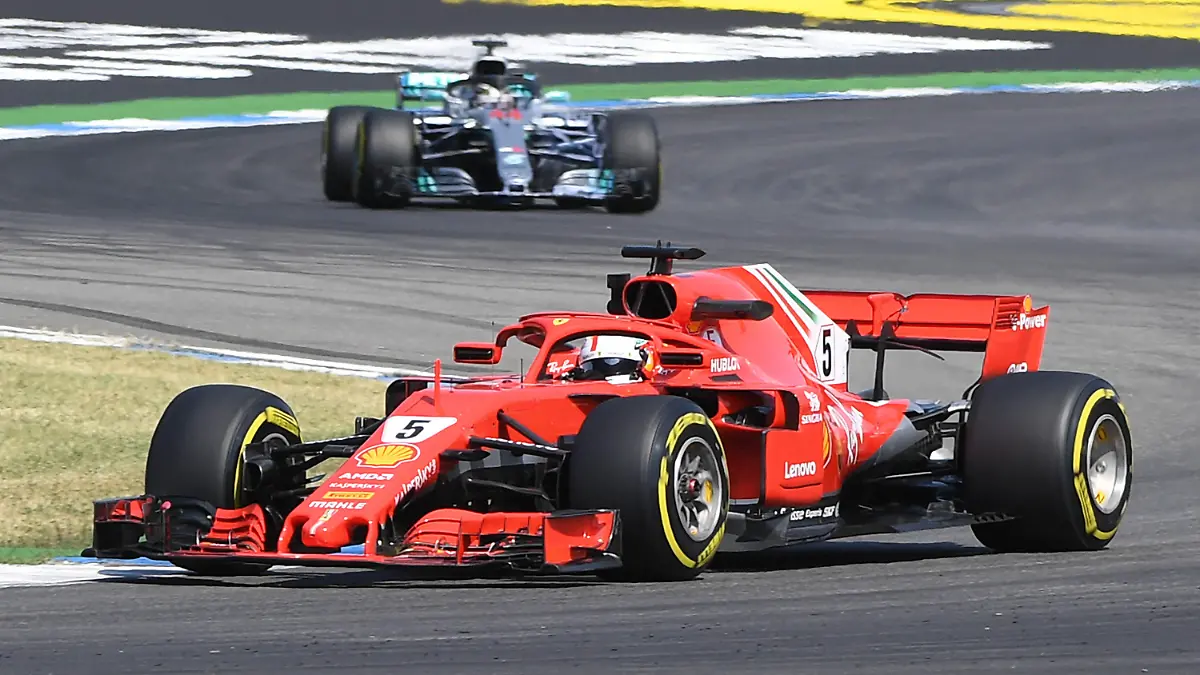 20.07.2018, Baden-Württemberg, Hockenheim: Motorsport: Formel-1-Weltmeisterschaft, Grand Prix von Deutschland. Sebastian Vettel (vorne) aus Deutschland vom Team Scuderia Ferrari fährt beim ersten freien Training über den Hockenheimring. Dahinter fährt Lewis Hamilton aus Großbritannien vom Team Mercedes AMG Petronas Motorsport. Foto: Uli Deck/dpa +++ dpa-Bildfunk +++