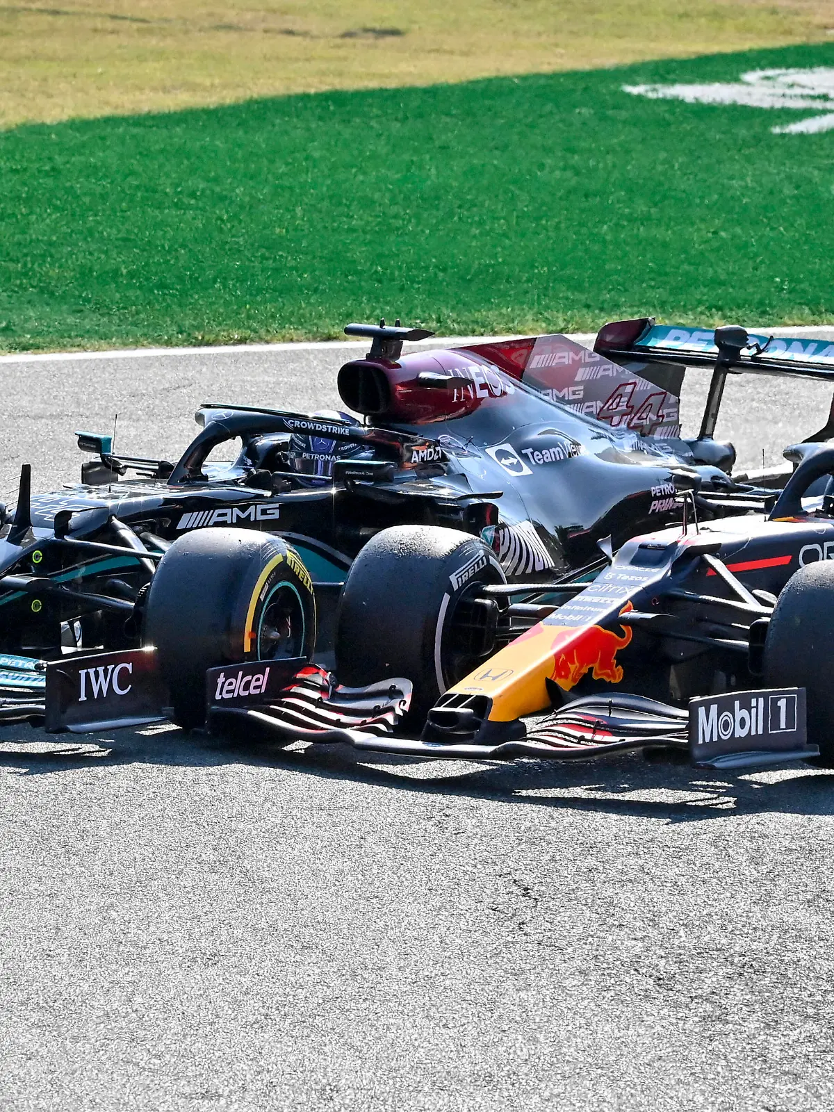 Crash between 44 Lewis Hamilton GBR, Mercedes-AMG Petronas F1 Team and 33 Max Verstappen NED, Red Bull Racing, F1 Grand Prix of Italy at Autodromo Nazionale Monza on September 12, 2021 in Monza, Italy. Photo by HOCH ZWEI Monza Italy *** Crash between 44 Lewis Hamilton GBR, Mercedes AMG Petronas F1 Team and 33 Max Verstappen NED, Red Bull Racing , F1 Grand Prix of Italy at Autodromo Nazionale Monza on September 12, 2021 in Monza, Italy Photo by HOCH ZWEI Monza Italy 