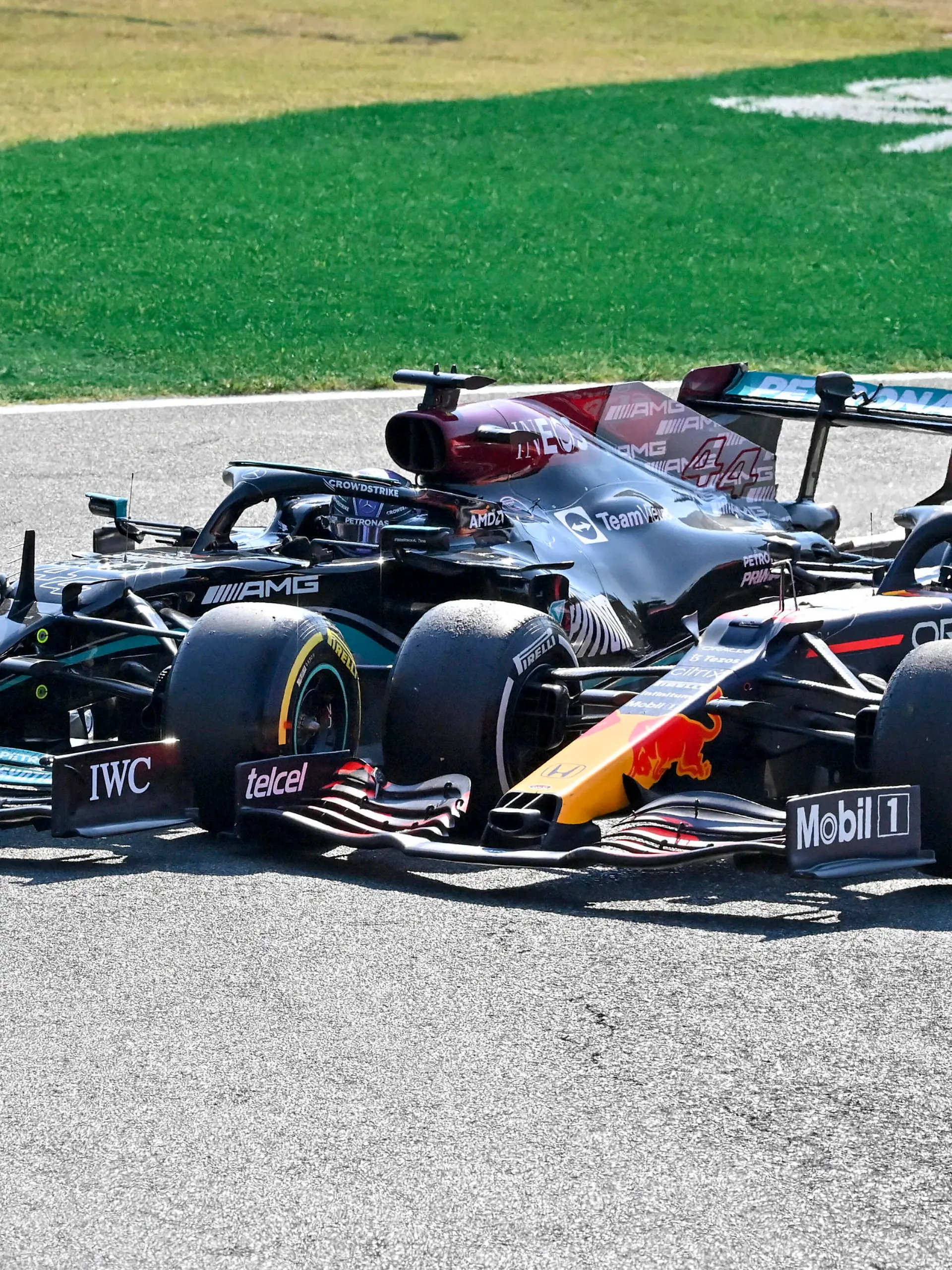 Crash between 44 Lewis Hamilton GBR, Mercedes-AMG Petronas F1 Team and 33 Max Verstappen NED, Red Bull Racing, F1 Grand Prix of Italy at Autodromo Nazionale Monza on September 12, 2021 in Monza, Italy. Photo by HOCH ZWEI Monza Italy *** Crash between 44 Lewis Hamilton GBR, Mercedes AMG Petronas F1 Team and 33 Max Verstappen NED, Red Bull Racing , F1 Grand Prix of Italy at Autodromo Nazionale Monza on September 12, 2021 in Monza, Italy Photo by HOCH ZWEI Monza Italy 