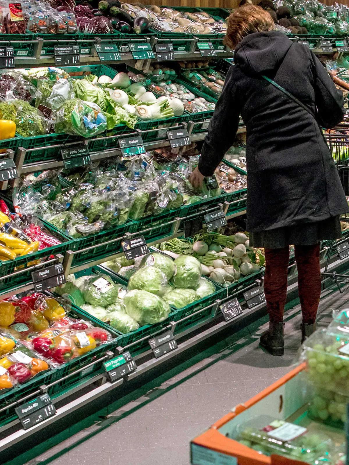ARCHIV - 30.11.2017, Mecklenburg-Vorpommern, Schwerin: In den Regalen eines Supermarkts liegen Obst und Gemüse. (zu dpa "Herausforderungen durch Corona Thema beim Ernährungsgipfel") Foto: Jens Büttner/zb/dpa +++ dpa-Bildfunk +++