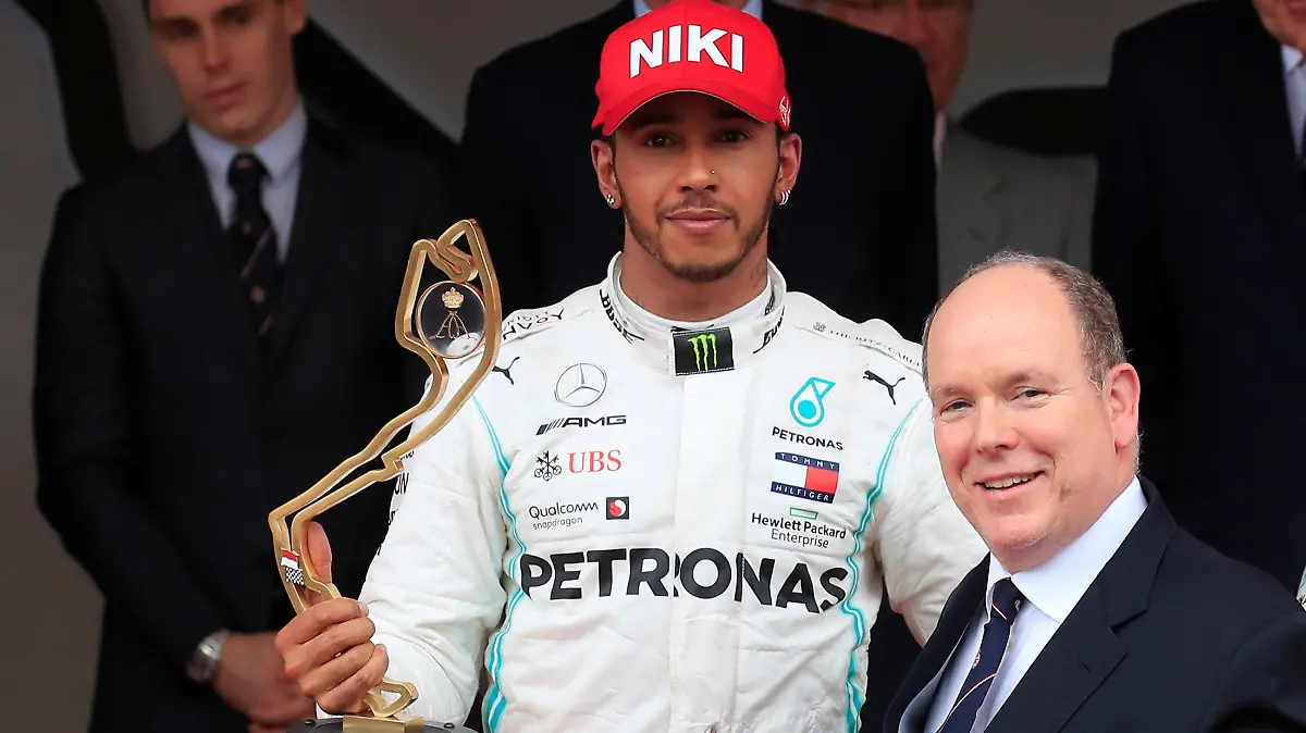 Formula One F1 - Monaco Grand Prix - Circuit de Monaco, Monte Carlo, Monaco - May 26, 2019   Mercedes' Lewis Hamilton celebrates winning the Monaco Grand Prix with Monaco's Prince Albert II    REUTERS/Gonzalo Fuentes