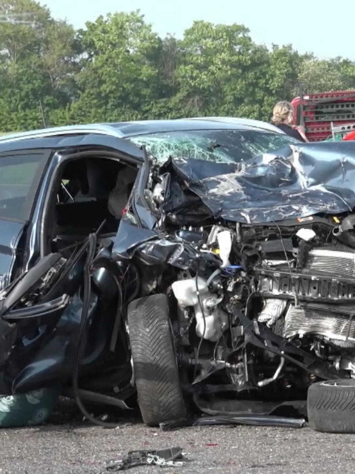 Bei einem Unfall auf der Bundesstraße B266 bei Mechernich (NRW) sind am Montag zwei Frauen ums Leben gekommen. Ersten Erkenntnissen der Polizei zufolge hatte ein Autofahrer (38) einen Wagen überholt und war dann in zwei Autos gekracht, die kurz vor einer Kreuzung an einer roten Ampel standen. Unser Video zeigt wie unübersichtlich die Lage vor Ort wirklich war. Insgesasamt werden neun Menschen verletzt – und plötzlich fehlt auch noch ein Kind.