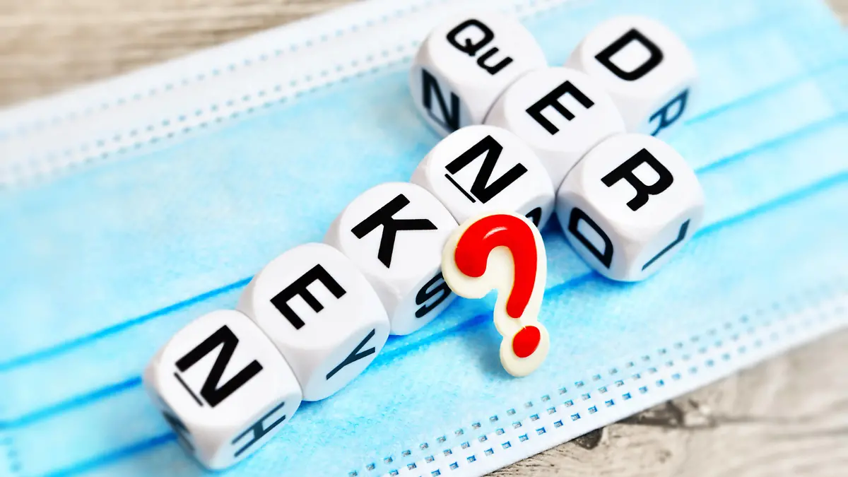 Buchstabenwürfel bilden die Worte quer und denken auf Schutzmaske, Symbolfoto Querdenker *** letter cubes form the words crosswise and think on protective mask, symbol photo lateral thinker 