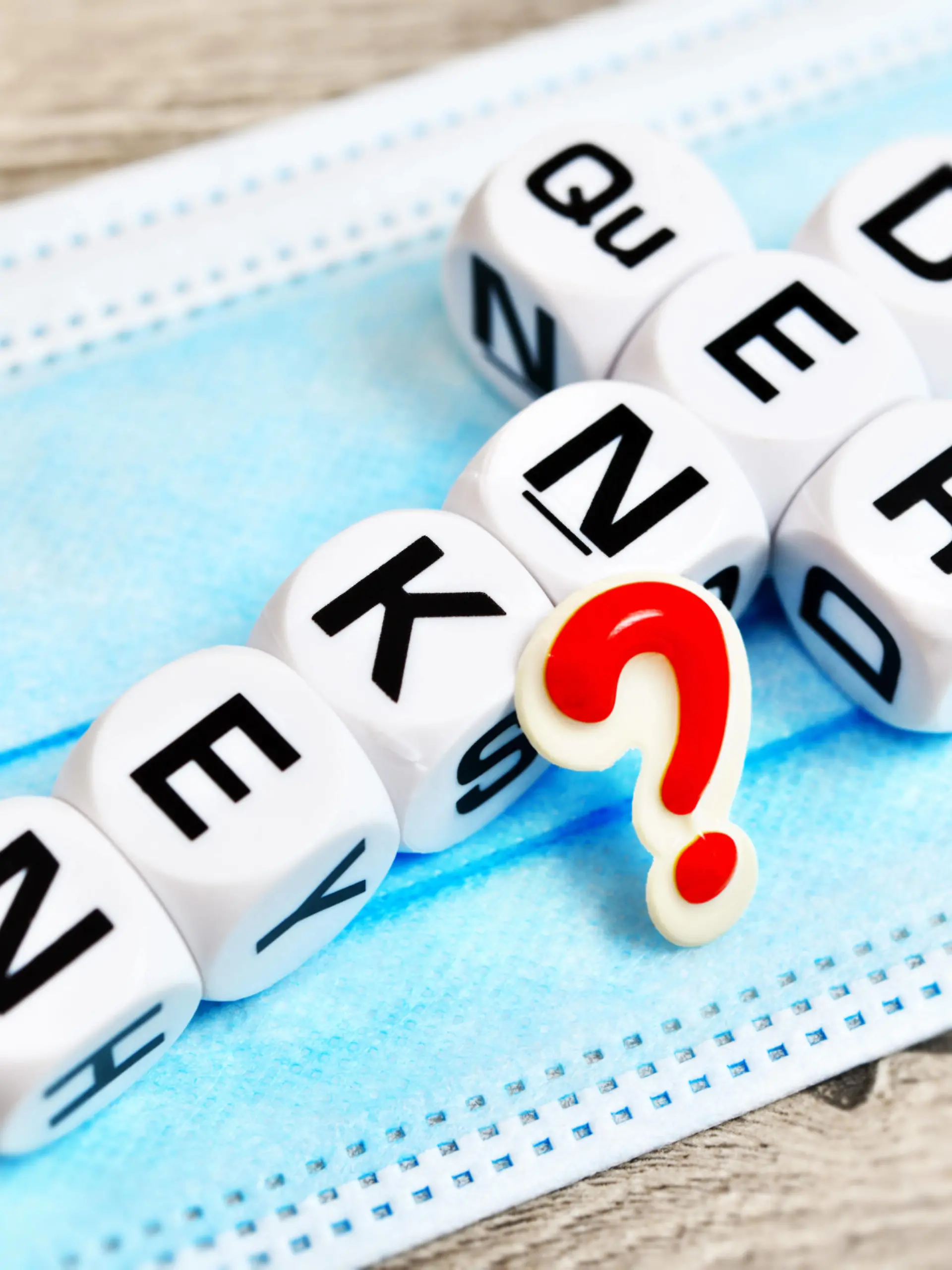 Buchstabenwürfel bilden die Worte quer und denken auf Schutzmaske, Symbolfoto Querdenker *** letter cubes form the words crosswise and think on protective mask, symbol photo lateral thinker 