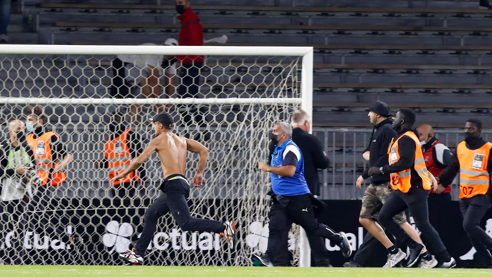 Envahissement de terrain des ultras Marseillais en fin de match FOOTBALL : Angers Vs Olympique de Marseille - Ligue 1 - 22/09/2021 MichaelBaucher/Panoramic PUBLICATIONxNOTxINxFRAxITAxBEL
