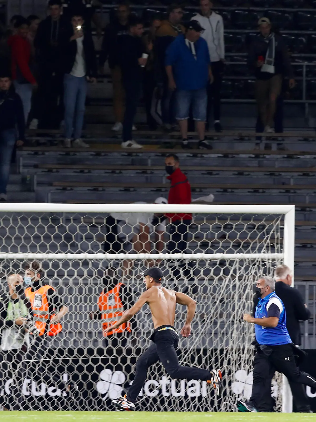  Envahissement de terrain des ultras Marseillais en fin de match FOOTBALL : Angers Vs Olympique de Marseille - Ligue 1 - 22/09/2021 MichaelBaucher/Panoramic PUBLICATIONxNOTxINxFRAxITAxBEL