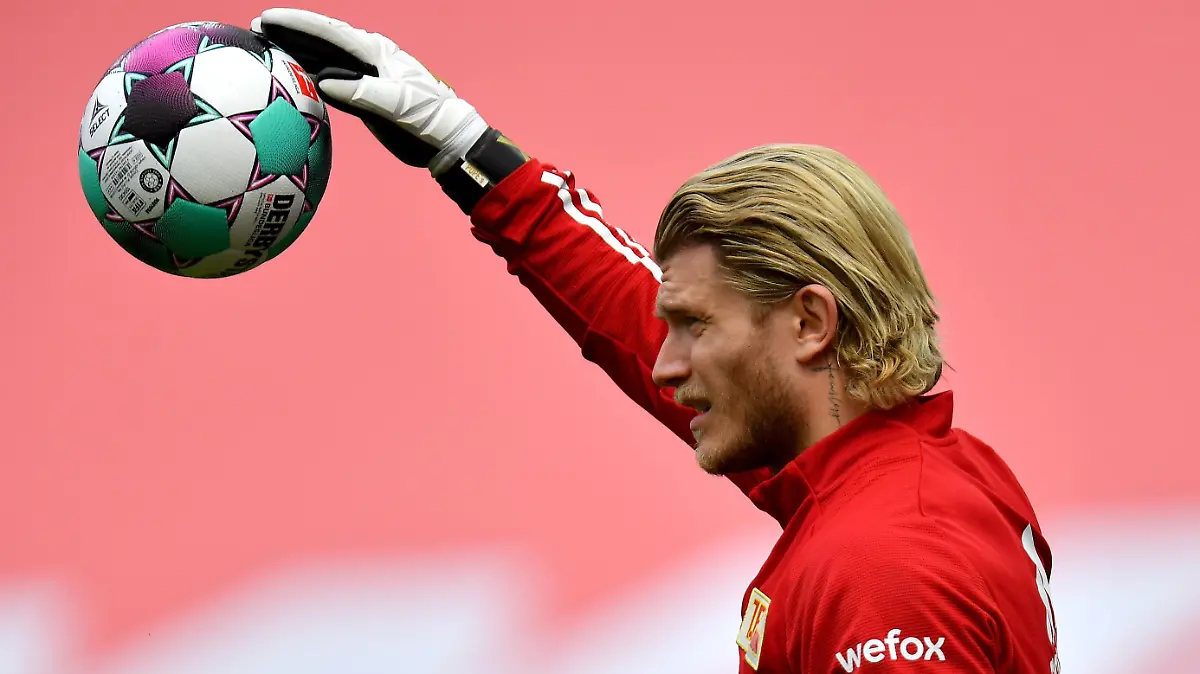 Fußball: 1. Bundesliga, Saison 2020/2021, 33. Spieltag, Bayer 04 Leverkusen gegen 1. FC Union Berlin am 15.05.2021 in der BayArena in Leverkusen. YY Berlins Torwart Loris Karius wärmt sich auf. DFL REGULATIONS PROHIBIT ANY USE OF PHOTOGRAPHS AS IMAGE SEQUENCES AND/OR QUASI-VIDEO.